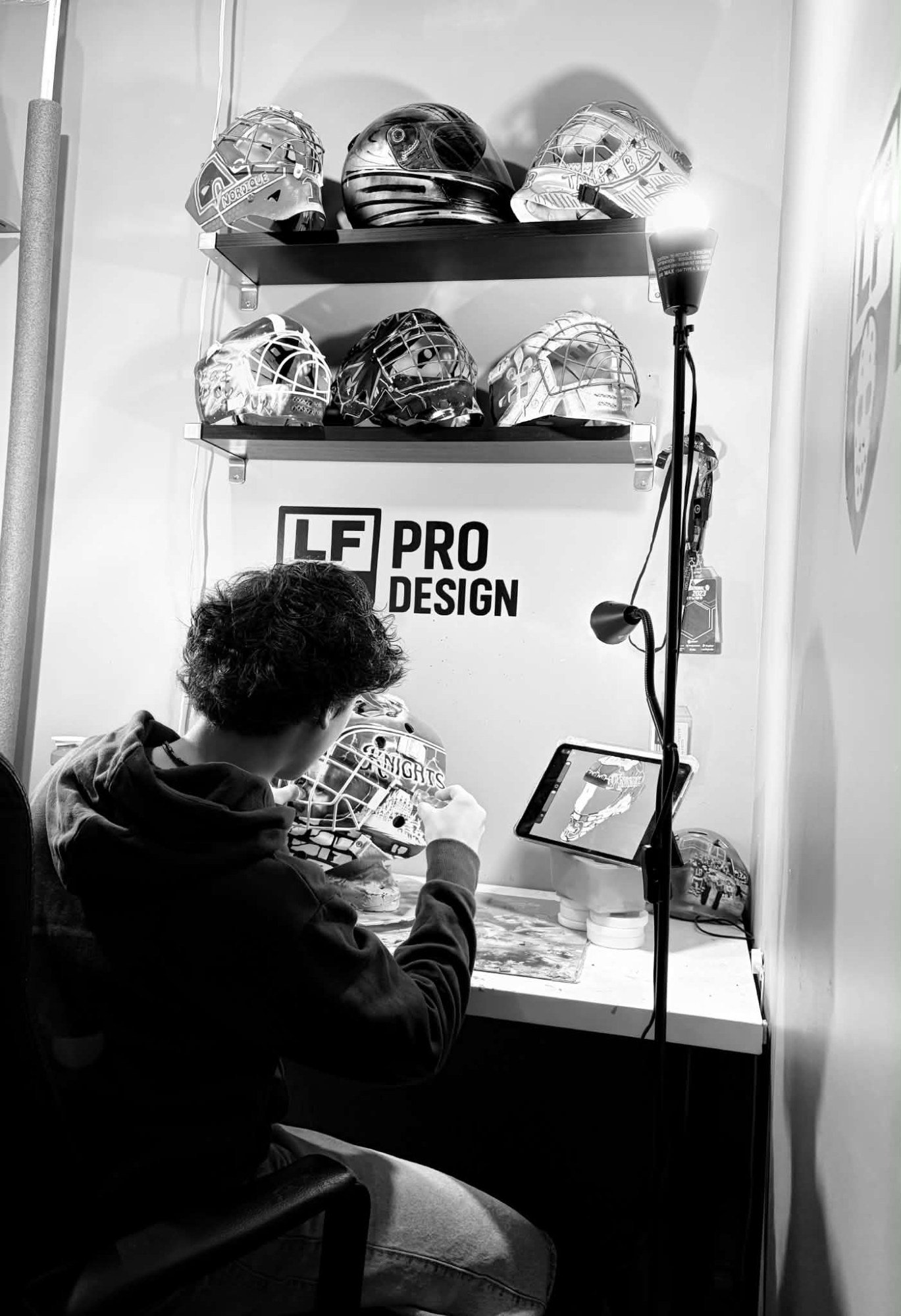 Loïc Fournel peint un casque au airbrush